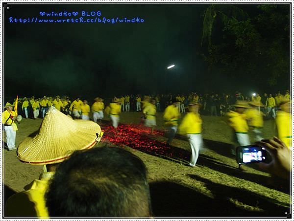 ∥2012，小琉球迎王祭∥ 11/02 Day1-4 碧雲寺過火安座- 過生火的溫度真的好高！