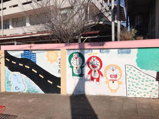 每次看到這面彩繪牆，總是覺得有點可怕。
真的很好奇 #北斗家商 是派哪一科的學生出來畫的？
希望不是美術設計廣告商業類科的學生成果 ╮(╯_╰)╭
#windko #彩繪牆 #田中 #田中森林公園 #彰化