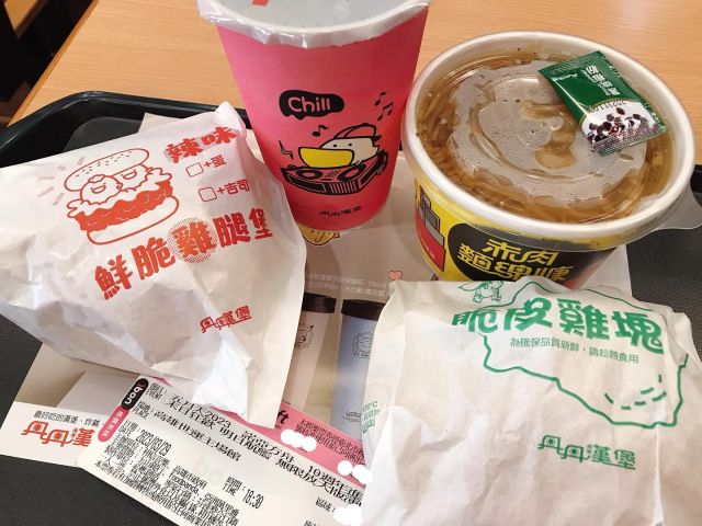 好久沒吃的丹丹漢堡！照片內重點是什麼應該不必多說。XD
但是七賢店的冷氣也太不冷了！還有……快被隔壁桌台灣女生的香水味熏死了，囧。比炸雞味更衝破鼻腔，算她厲害！
#丹丹漢堡 #丹丹 #五月天 #五月天26週年 #高雄 #kaohsiung #Mayday #windko #諾亞方舟 #諾亞方舟十年進化