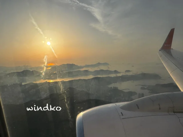 釜山旅行日記Day1-3

釜山早安，從濟州航空的紅眼班機拍釜山海岸線。
手機裡的拍照記錄時間為：06:14 離開機艙，06:18 抵達行李領取處。
最主要原因還是已申辦了SES（韓國自動通關）！坐在第十一排的我下飛機速度很快，但通關速度更快，哈哈。

先衝到行李領取處的最重要大事：上廁所！可以說是沒有其他人的廁所。（笑）
接著就是福不福時間了，畢竟每次等行李出來都是很難講一定快或慢的事啊。

最後是 06:29 領到行李，今天運氣沒有很福 🤷

🇰🇷 釜山首爾玩八天的行程表：https://windko.tw/busan-trip-8day

.
#windko #busan #釜山 #釜山美食 #부산 #부산맛집 #windko玩釜山 #windko玩韓國 #釜山美食 #부산여행 #釜山旅行 #釜山自由行 #金海機場 #濟州航空 #紅眼班機